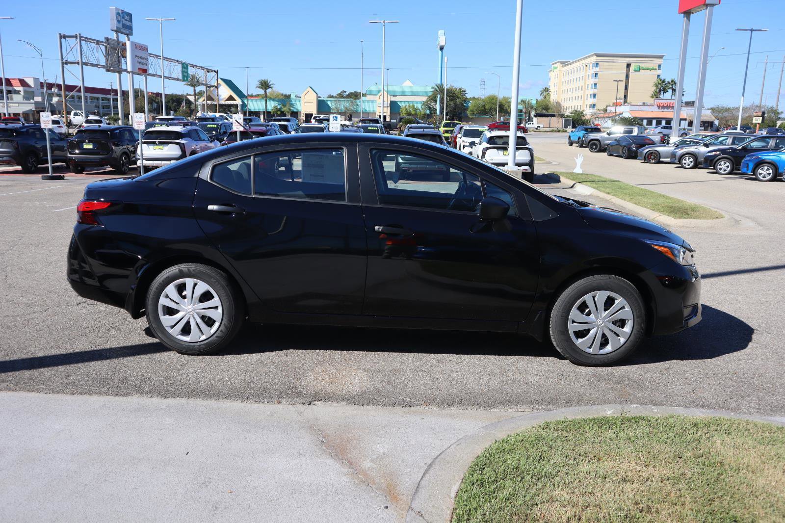 Used 2025 Nissan Versa S w/ Trunk Package image 8
