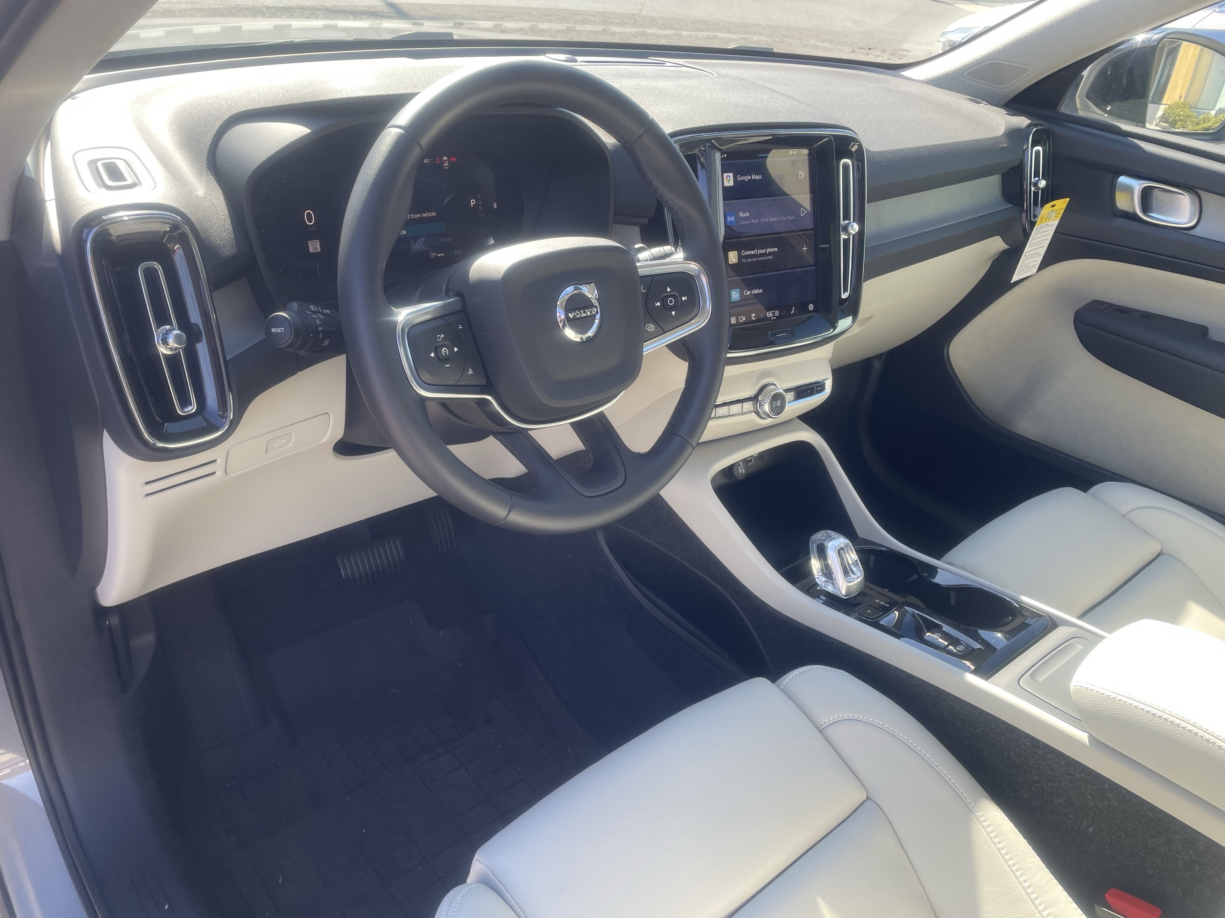 New 2025 Volvo XC40 B5 Plus w/ Protection Package Premier image 17