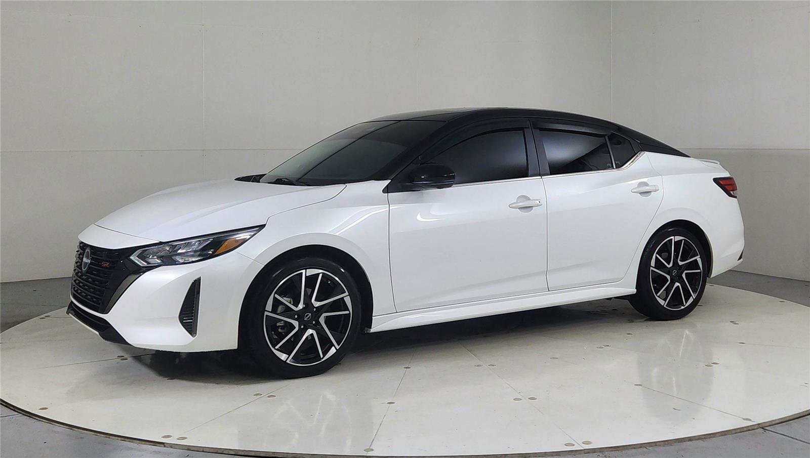 Certified 2025 Nissan Sentra SR w/ SR Premium Package image 3