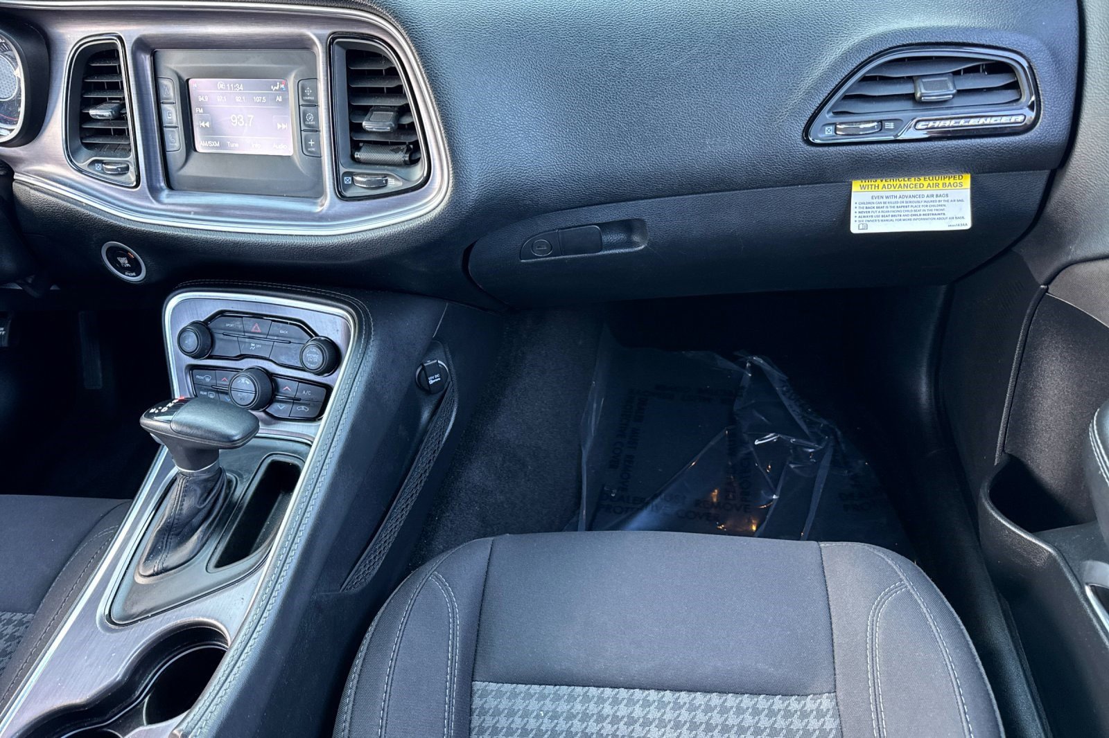 Used 2015 Dodge Challenger SXT image 28