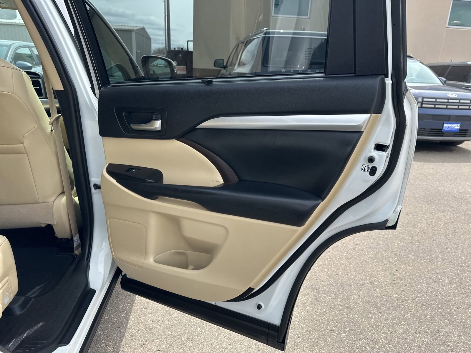 Used 2019 Toyota Highlander XLE AWD/4WD image 35