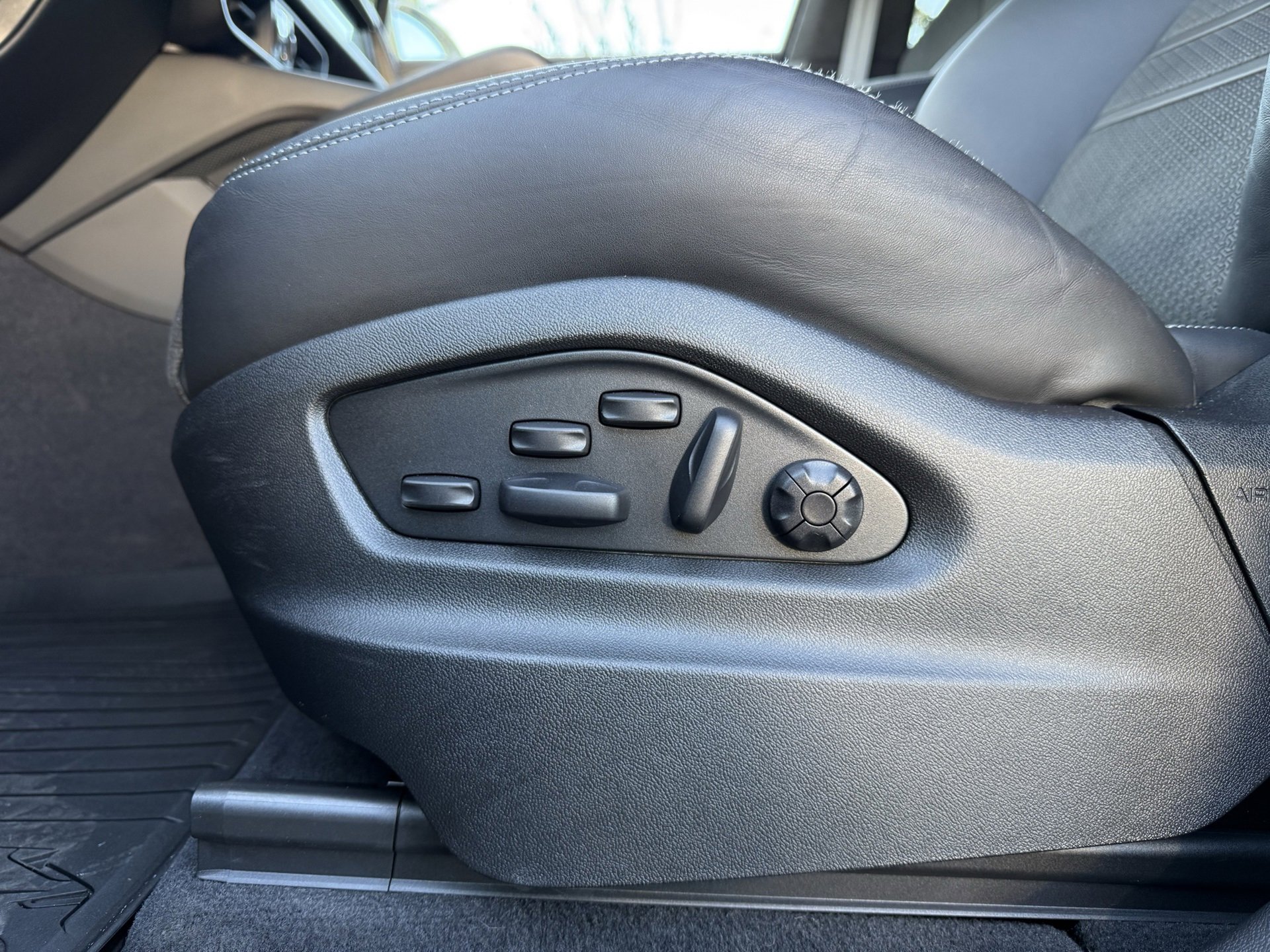 Used 2025 Porsche Cayenne GTS image 28