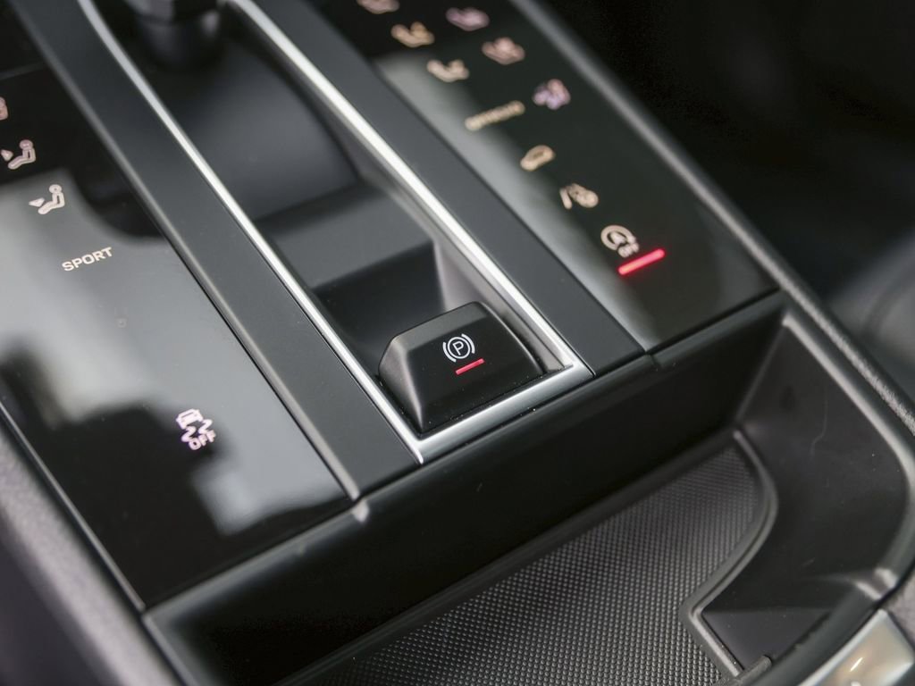 Certified 2025 Porsche Macan image 28