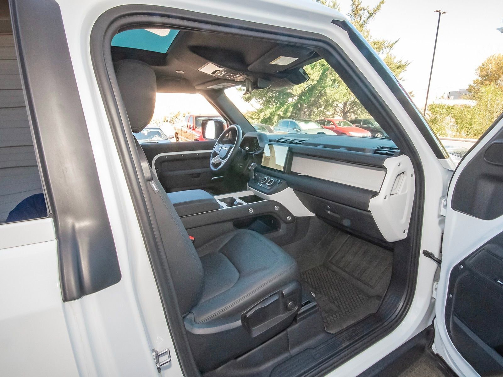 Used 2025 Land Rover Defender 90 S image 43