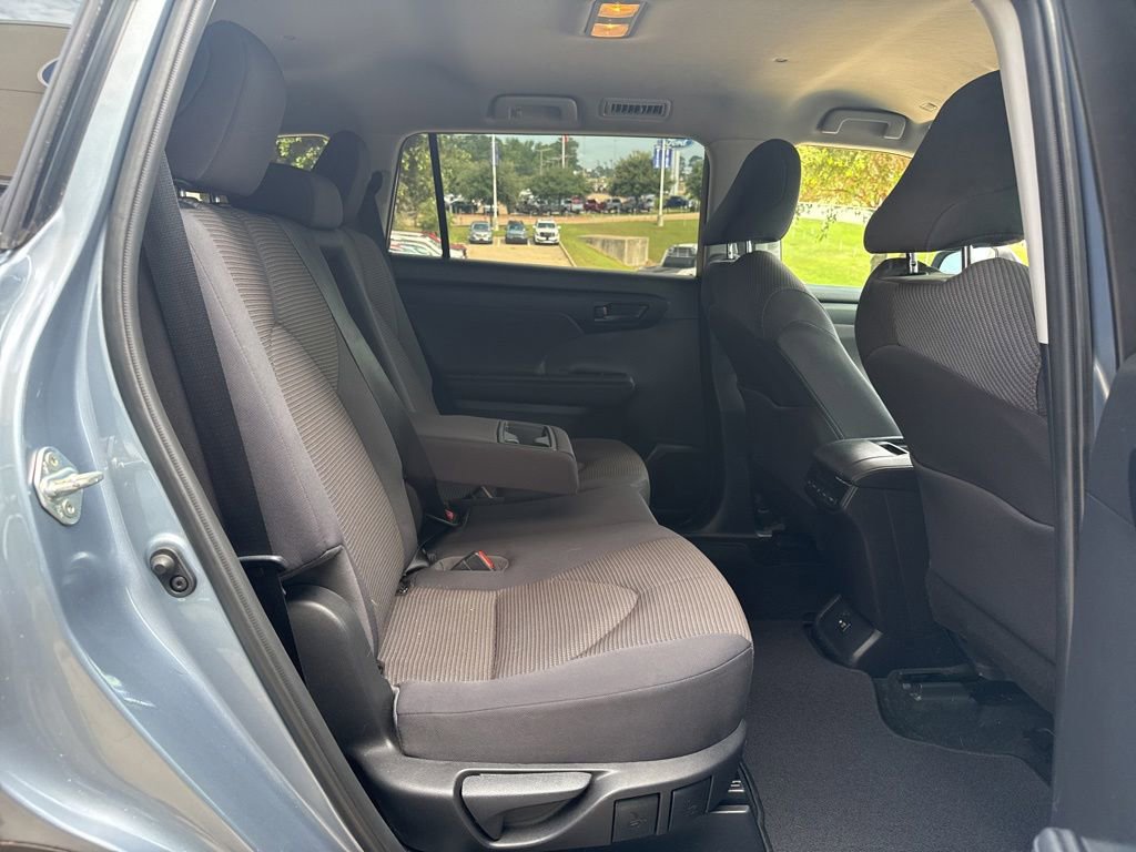 Used 2020 Toyota Highlander LE FWD image 9