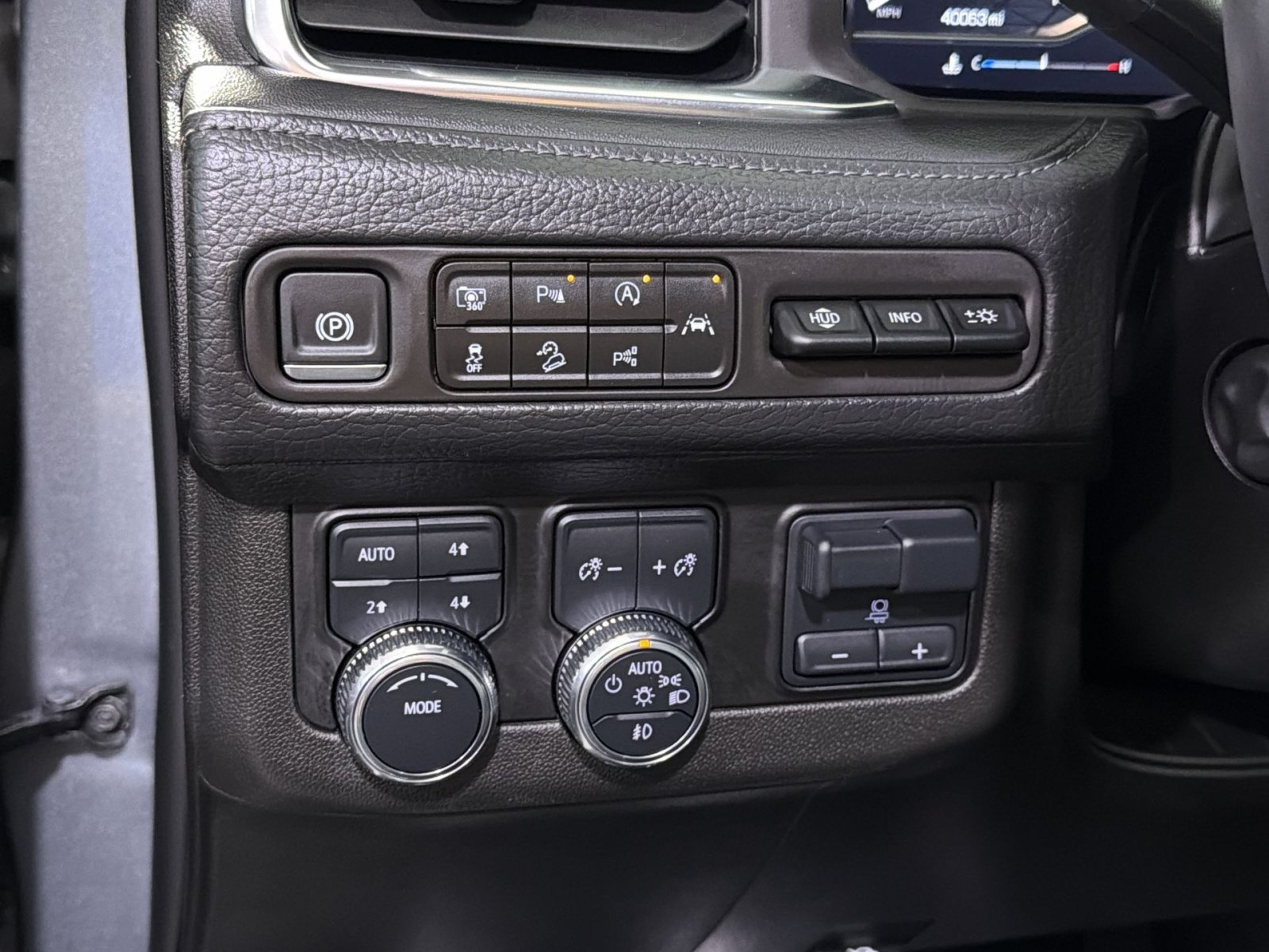 Used 2024 GMC Yukon XL Denali w/ Advanced Technology Package AWD/4WD image 31