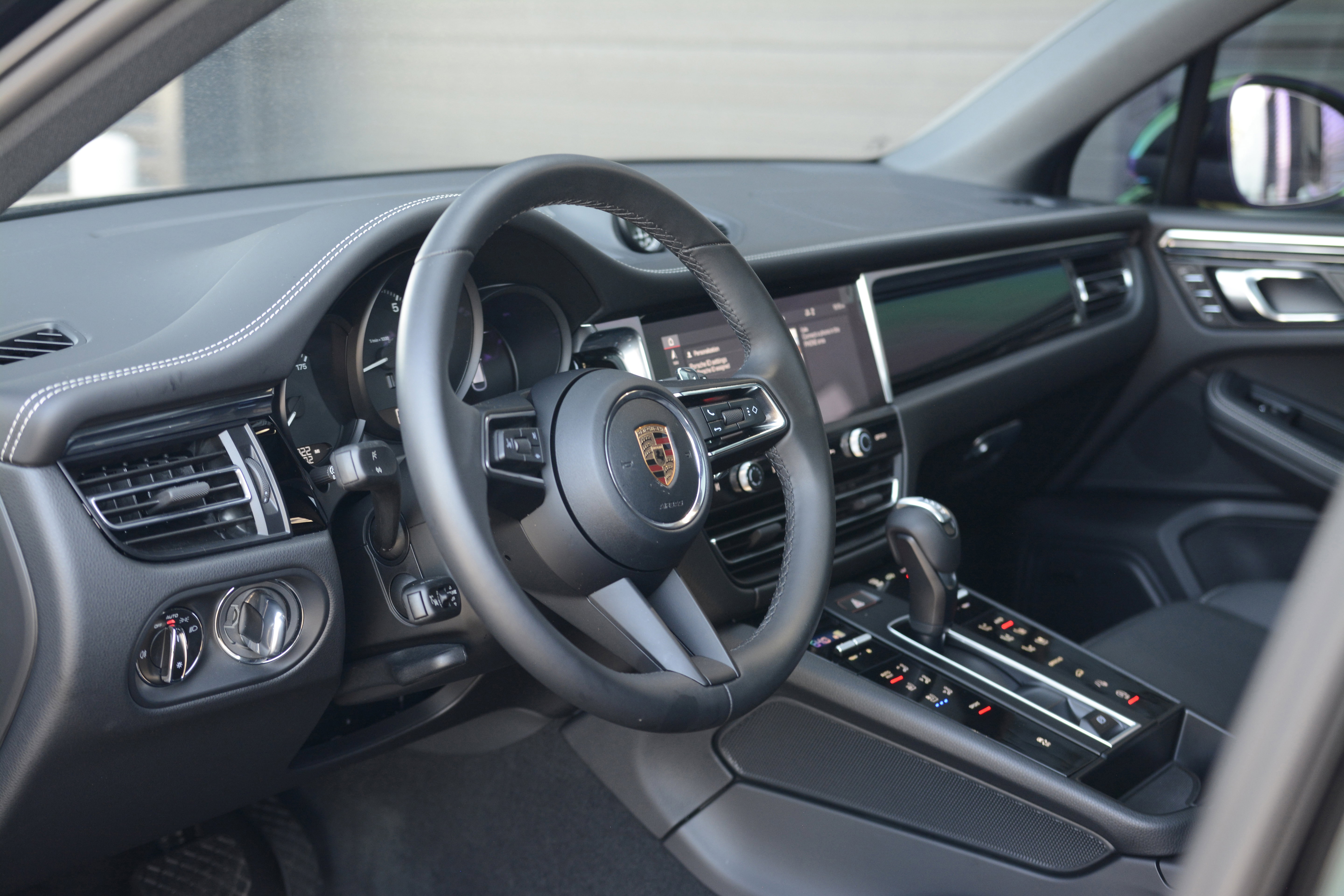 Certified 2026 Porsche Macan AWD/4WD image 4