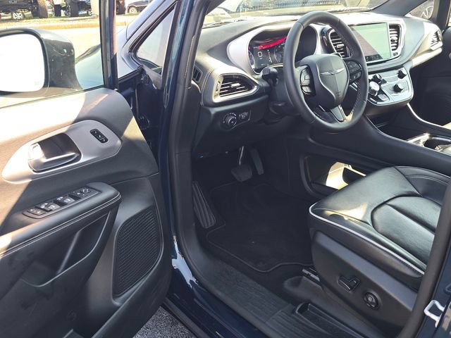 Used 2025 Chrysler Pacifica Limited FWD image 9