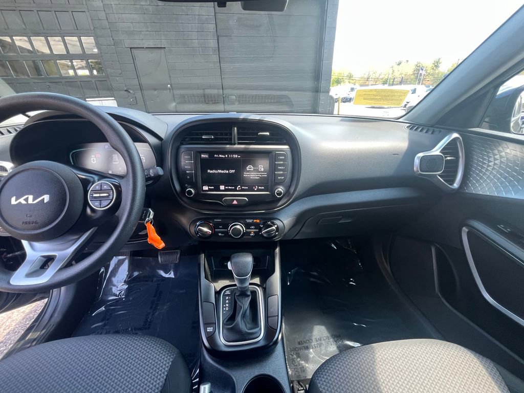 Used 2025 Kia Soul LX w/ LX Technology Package FWD image 32