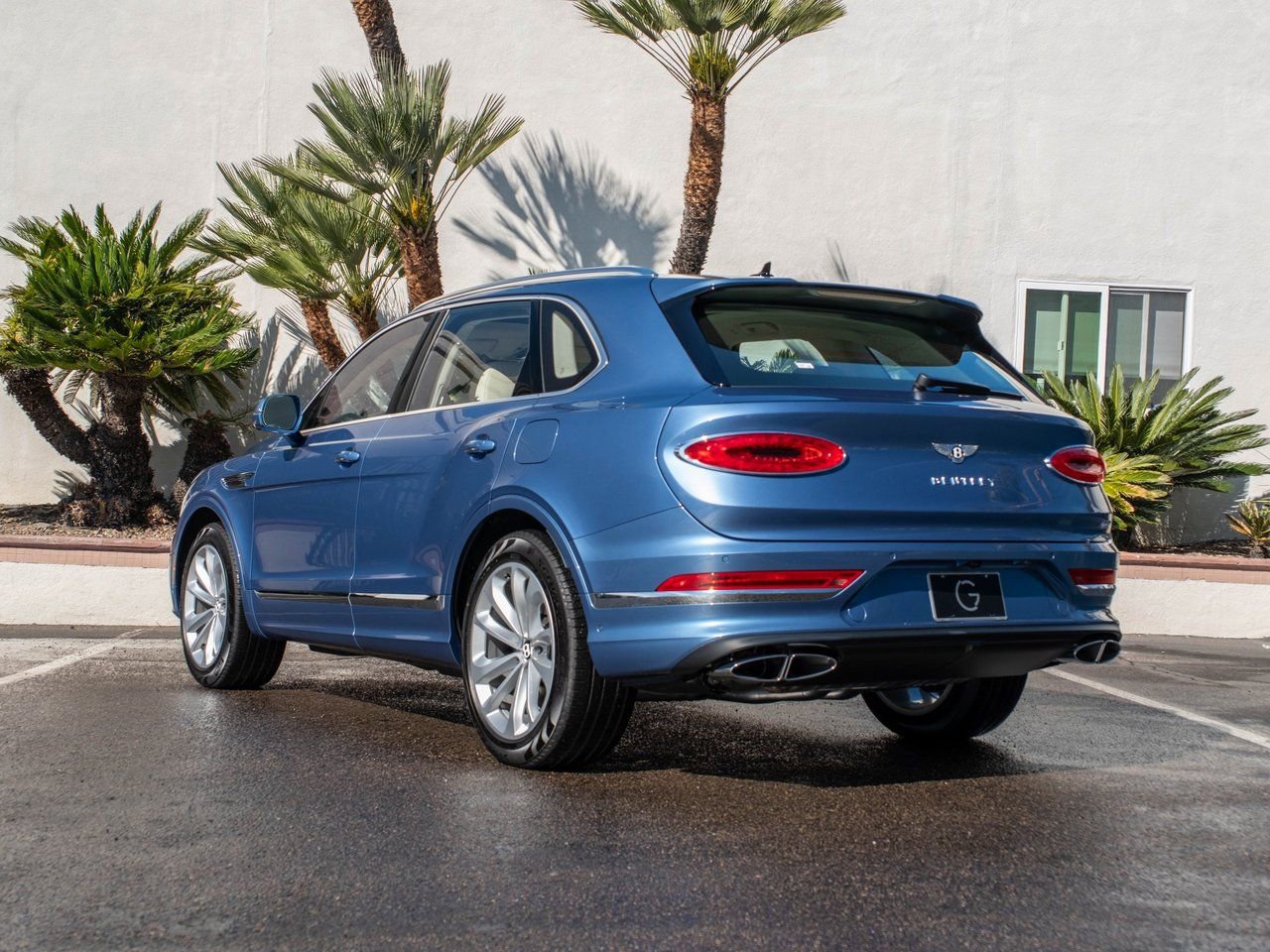 Used 2025 Bentley Bentayga Plug-In Hybrid image 41