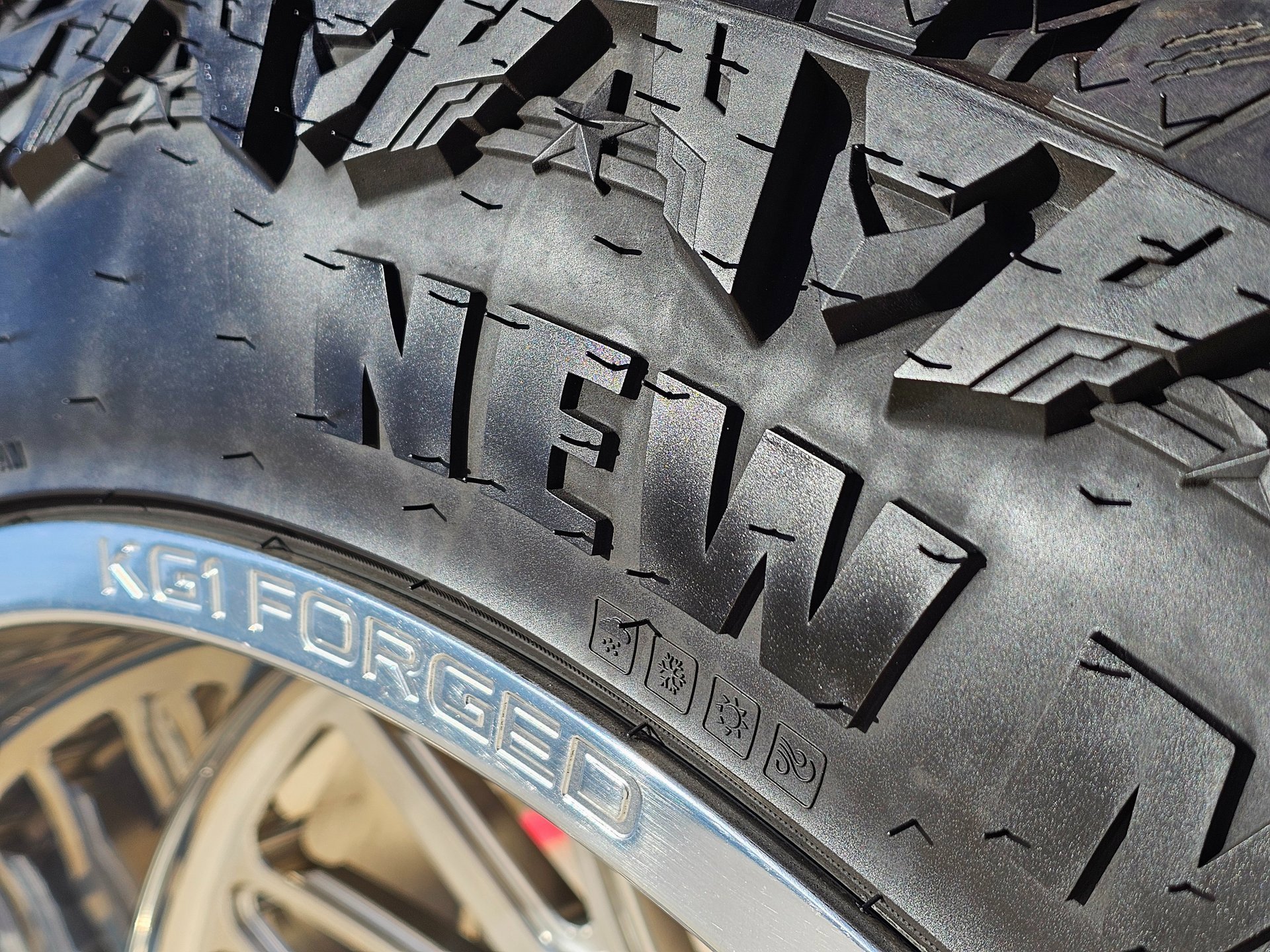 Used 2025 Ford F250 Platinum w/ FX4 Off-Road Package image 25