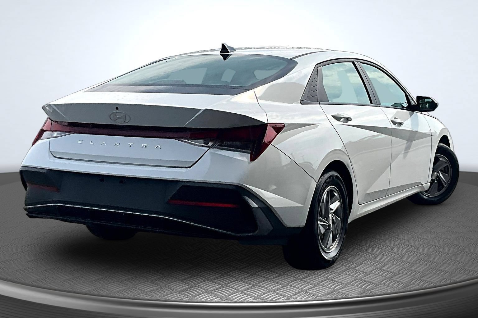 Used 2025 Hyundai Elantra SE FWD image 5