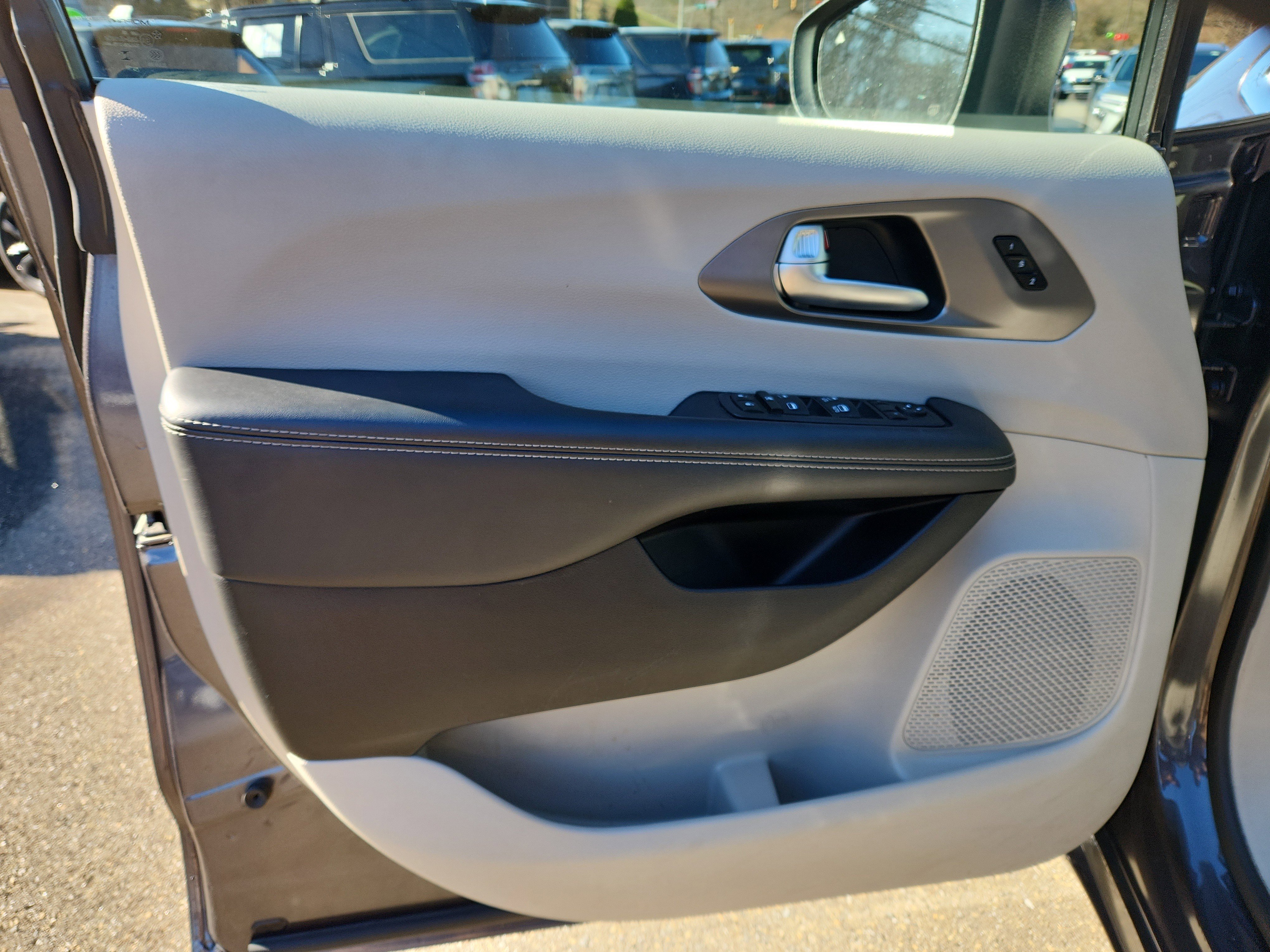 Used 2023 Chrysler Pacifica Touring-L image 11