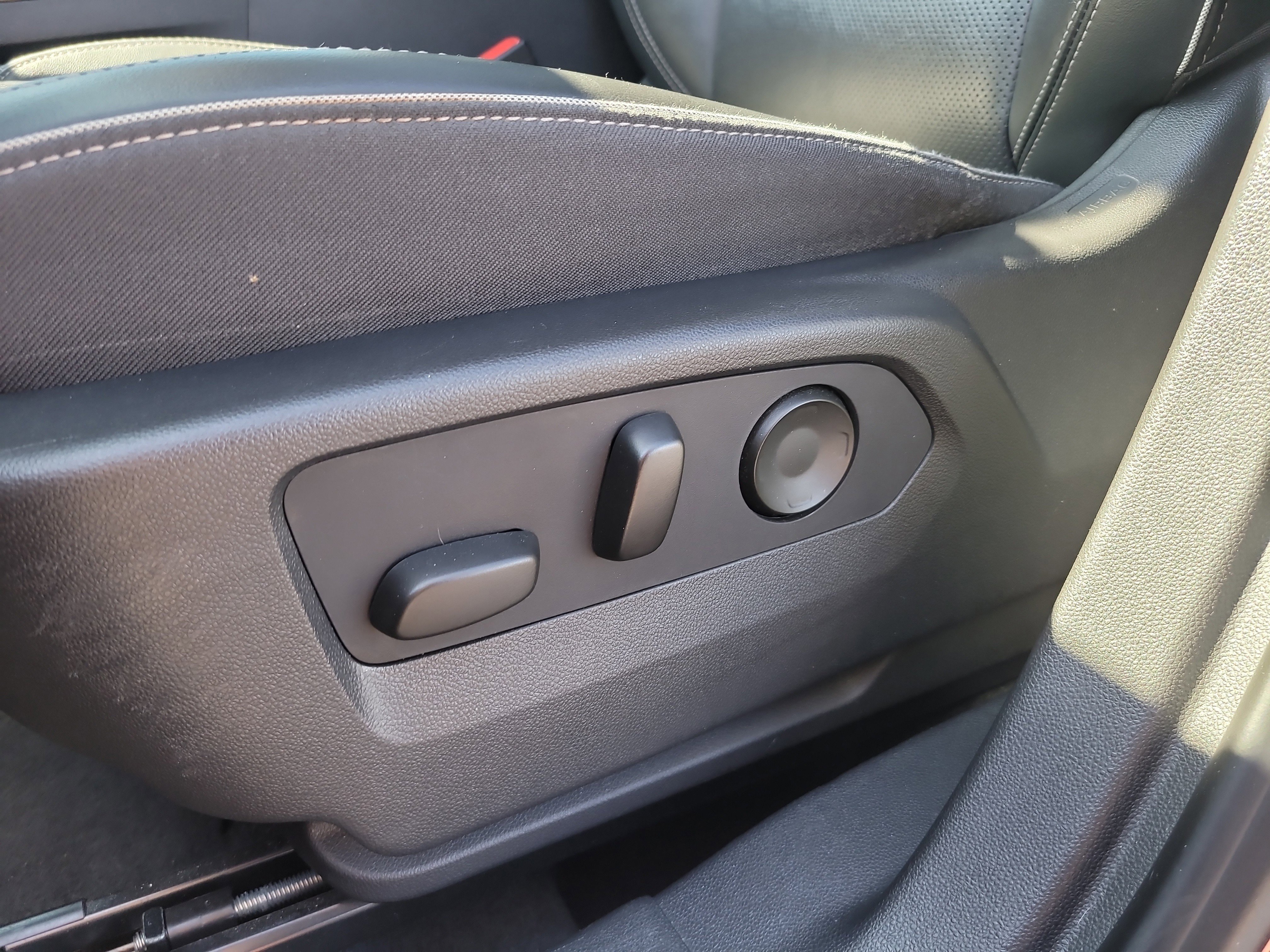 Used 2021 Buick Envision Essence w/ Sport Touring Package image 18