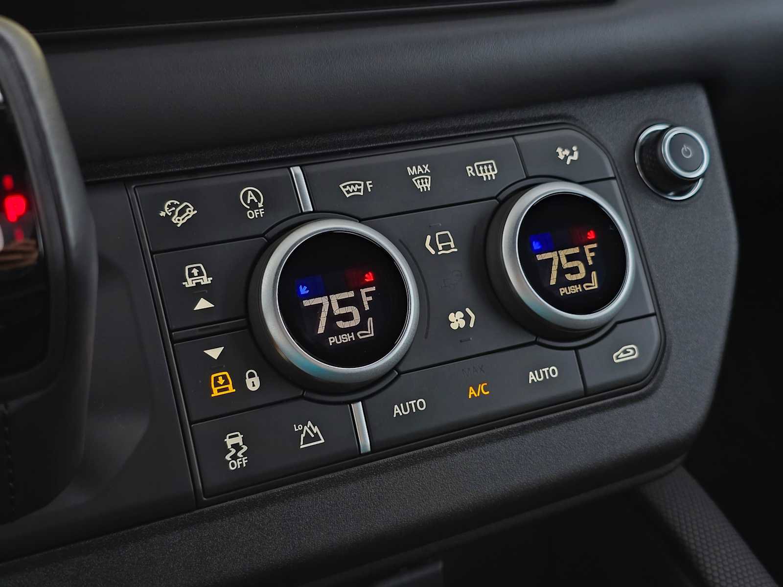 Certified 2024 Land Rover Defender 90 V8 image 28