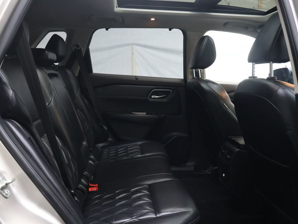 Used 2021 Nissan Rogue Platinum image 12