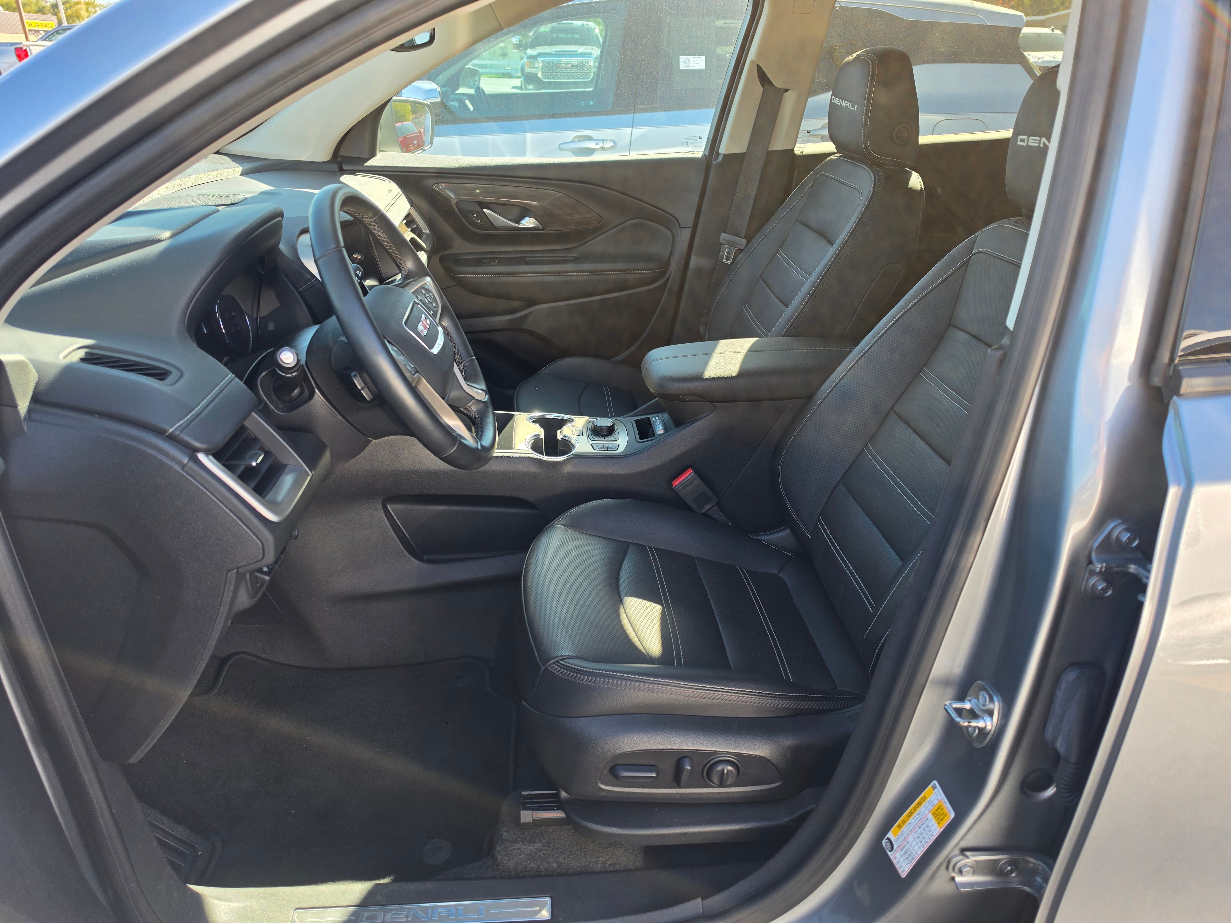 Used 2024 GMC Terrain Denali w/ Denali Premium Package AWD/4WD image 9