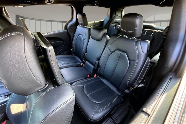 Used 2021 Chrysler Pacifica Touring-L w/ Uconnect Theater Family Group FWD image 21