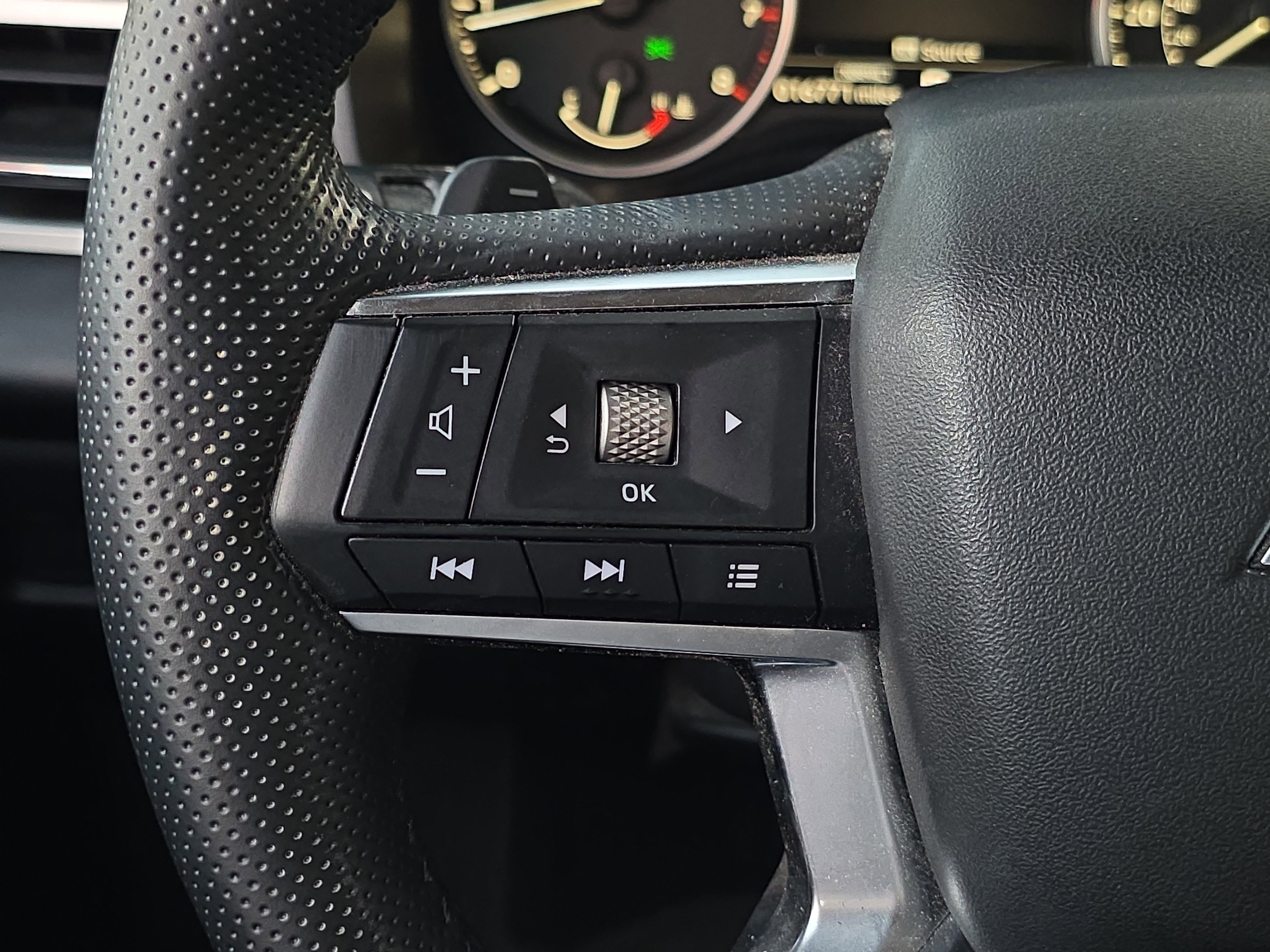 Used 2024 Mitsubishi Outlander SE image 11