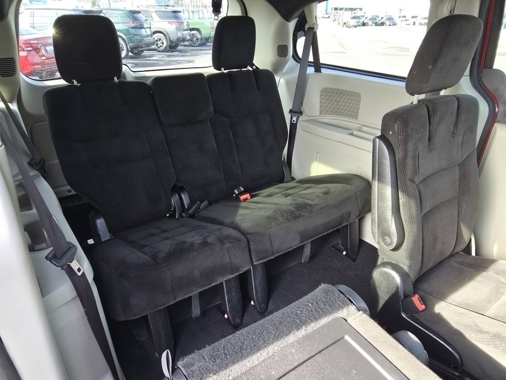 Used 2016 Dodge Grand Caravan SE image 14