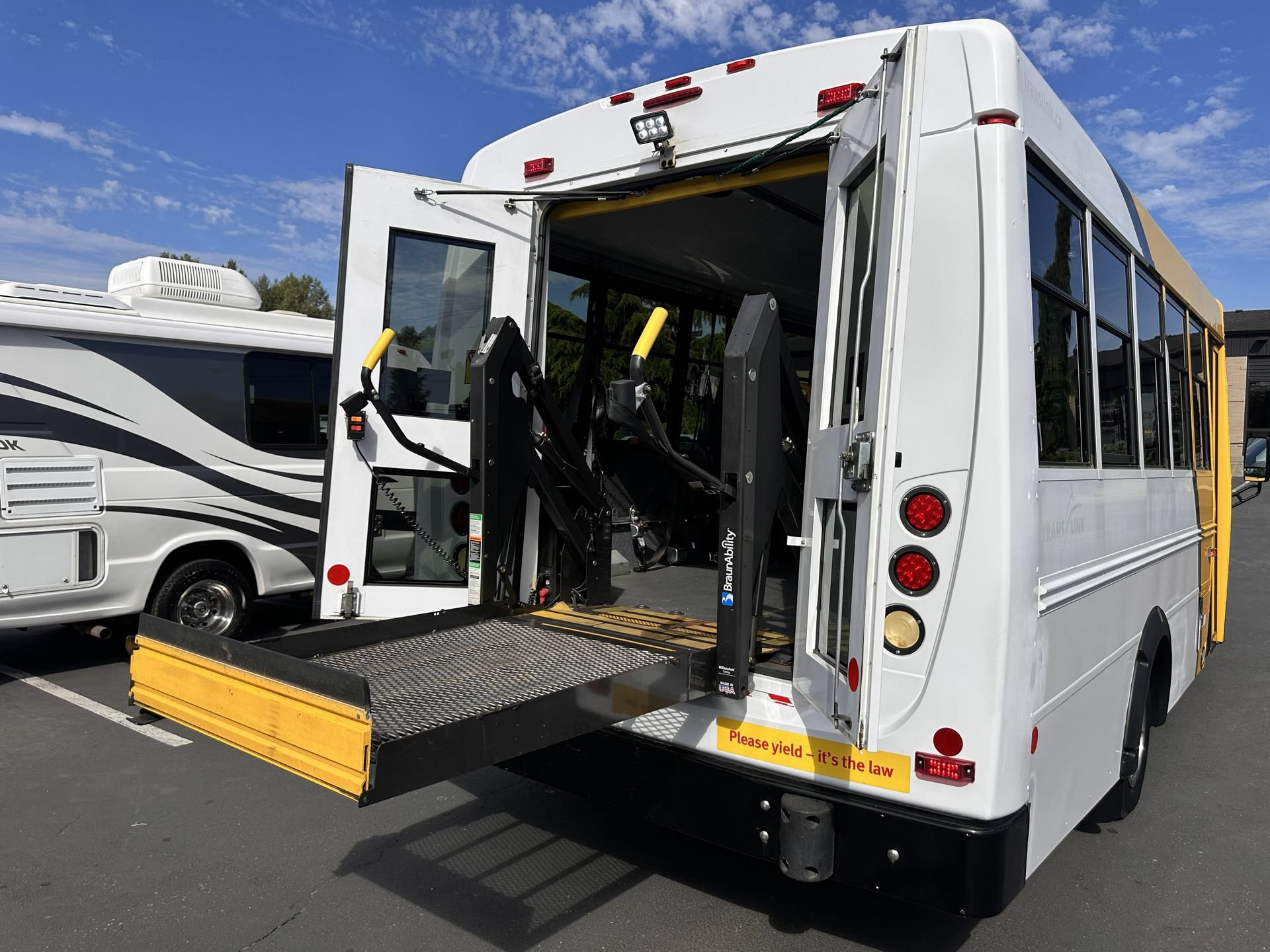 Used 2015 Chevrolet Express 4500 RWD image 20