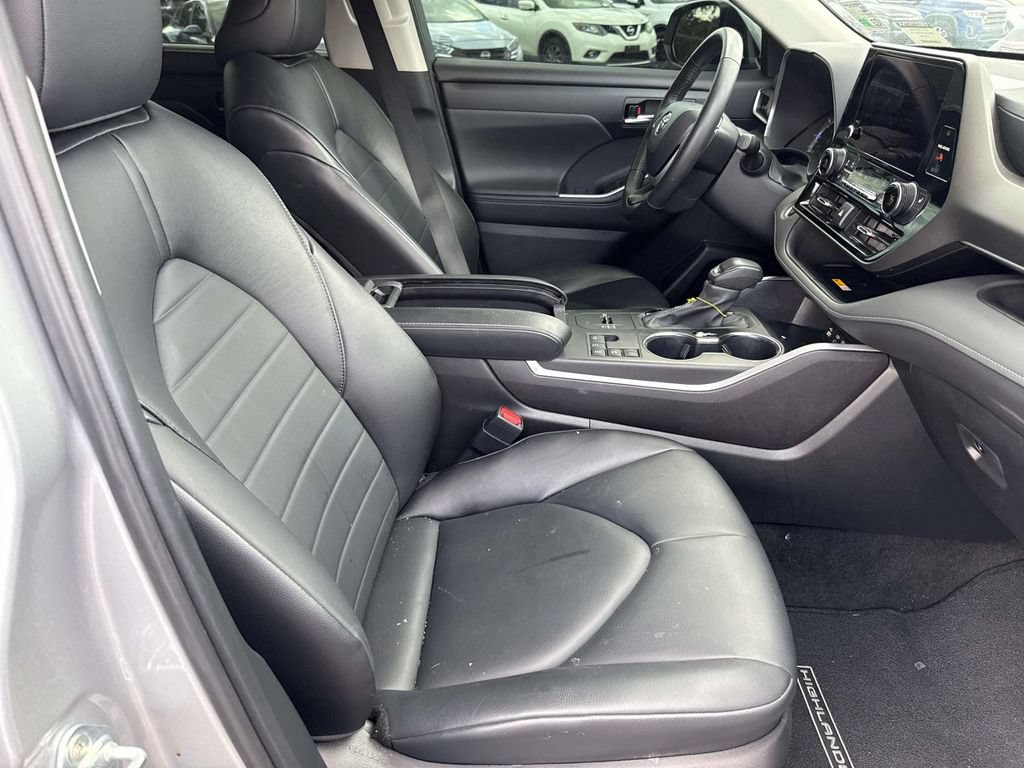 Used 2024 Toyota Highlander XLE FWD image 15