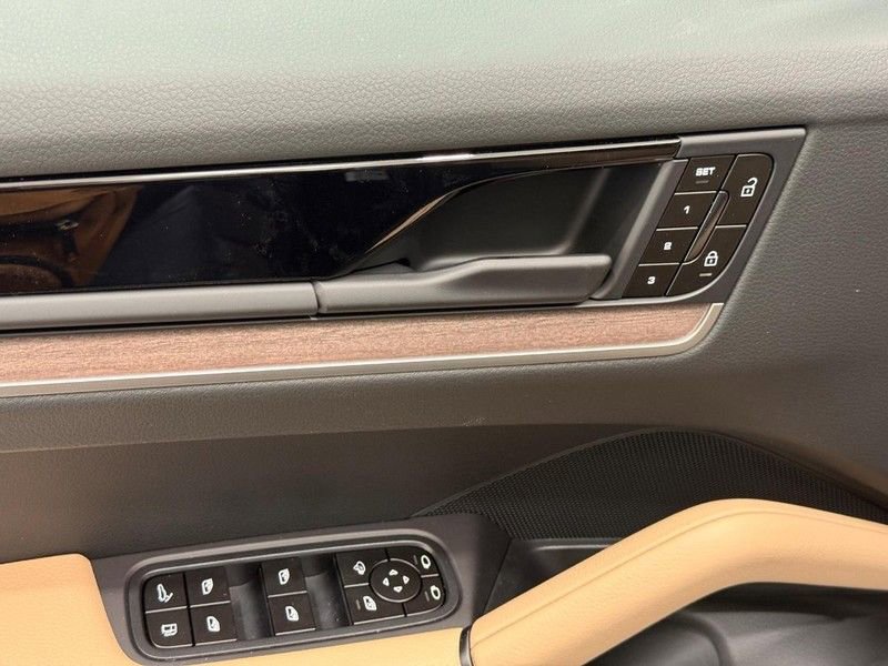 New 2026 Porsche Cayenne E-Hybrid AWD/4WD image 18