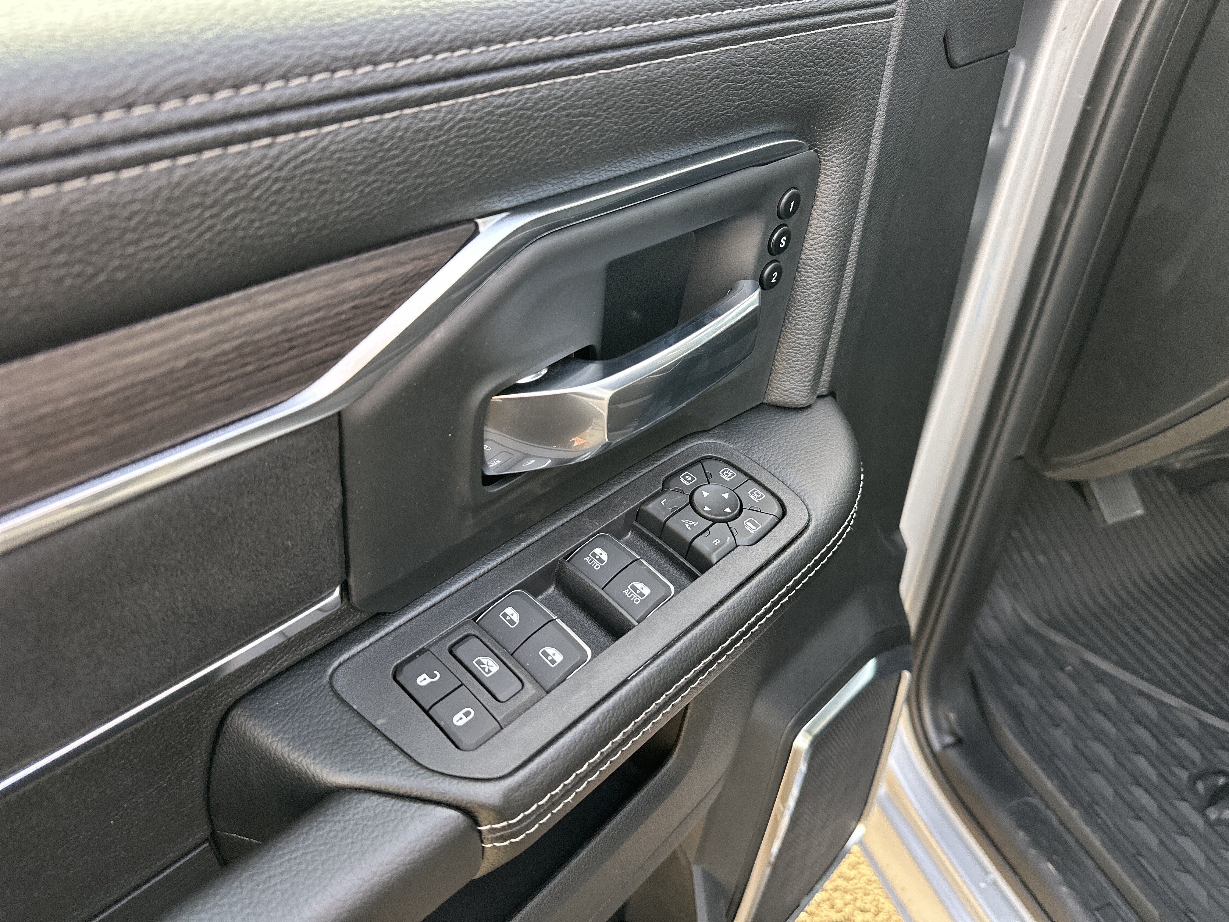 New 2026 RAM 2500 Laramie w/ Sport Appearance Package AWD/4WD image 15