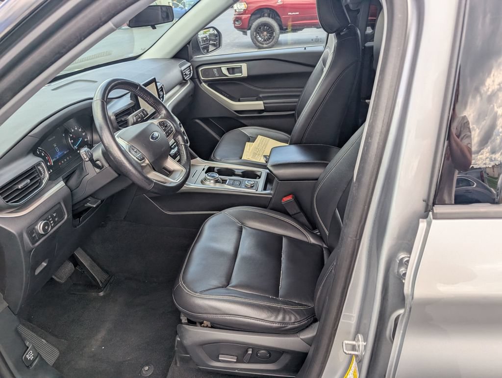 Used 2021 Ford Explorer XLT w/ Equipment Group 202A AWD/4WD image 16