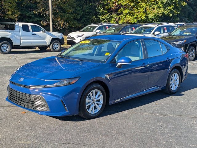 Used 2025 Toyota Camry LE image 3