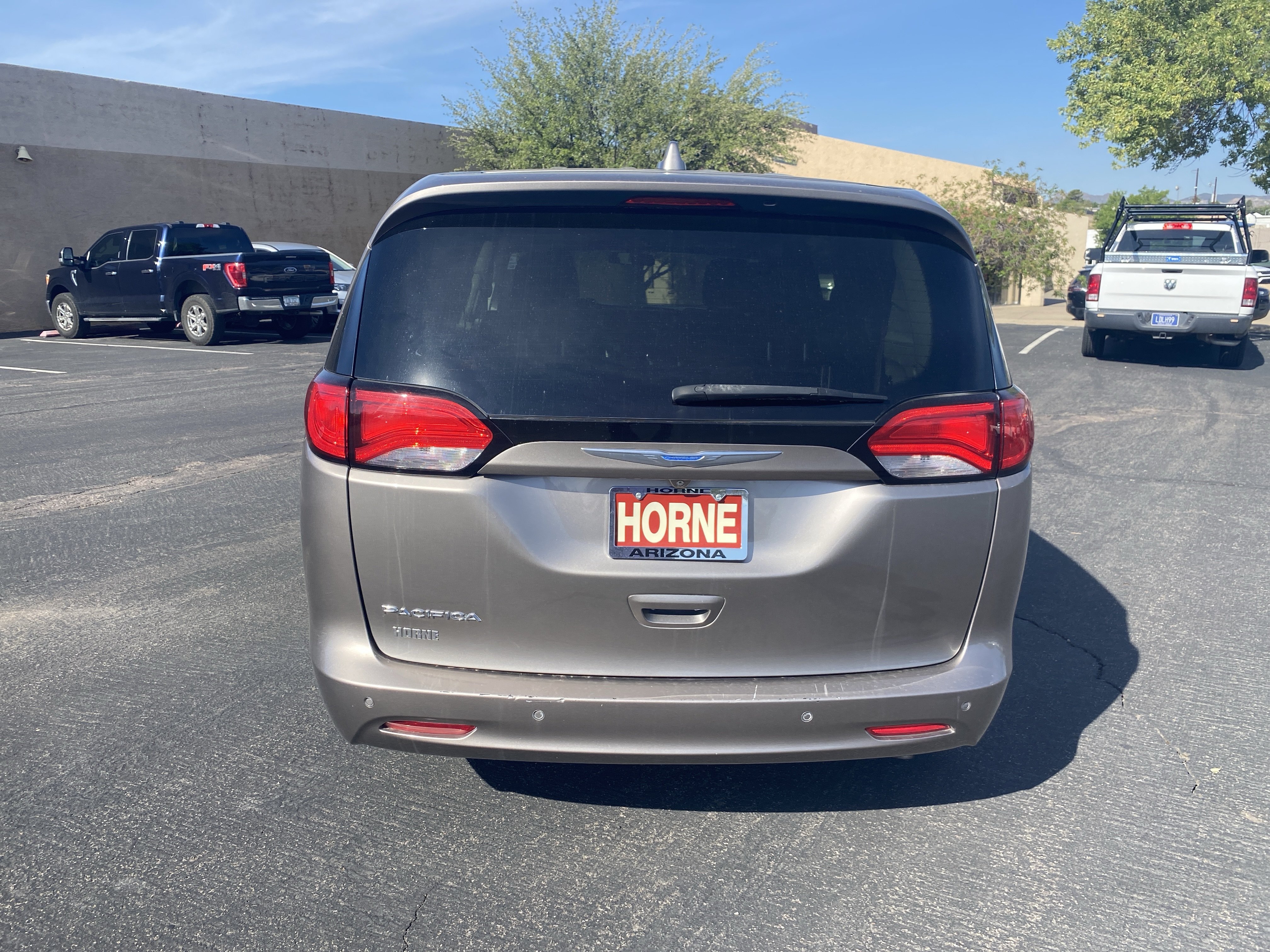 Used 2018 Chrysler Pacifica LX w/ Tire & Wheel Group FWD image 3