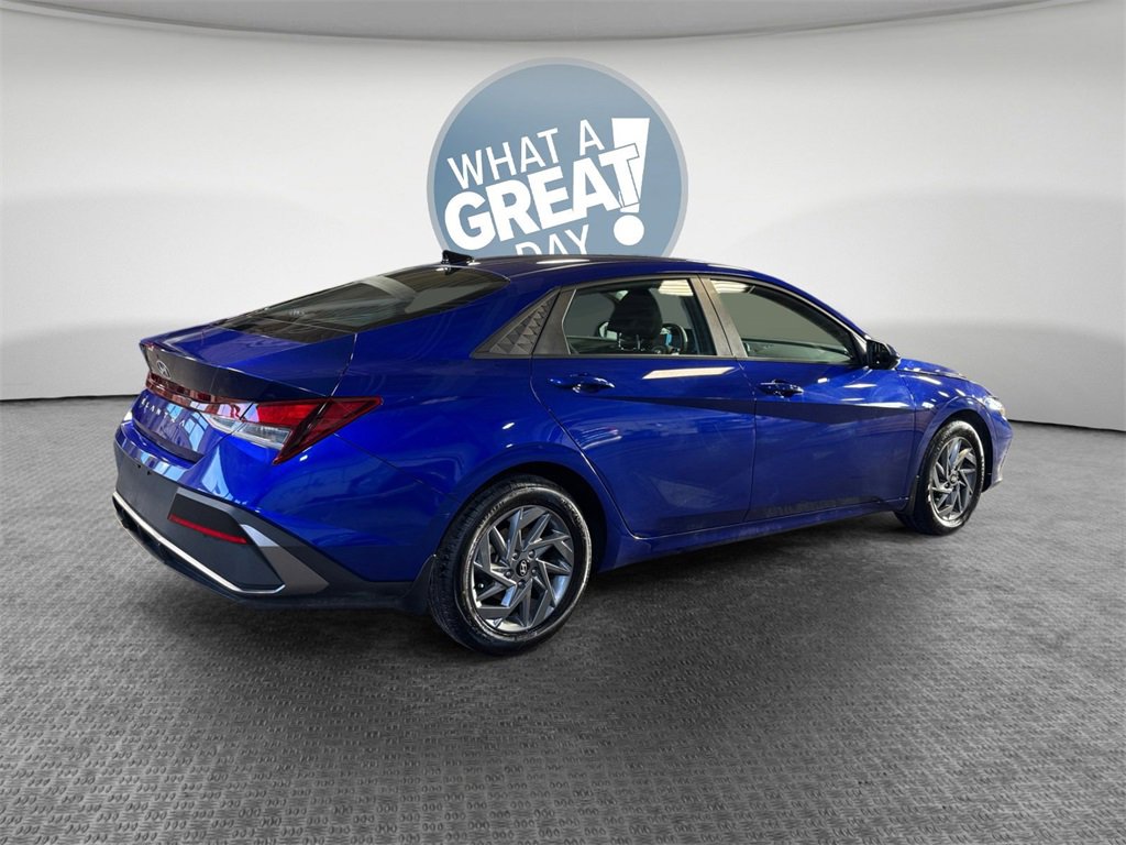 Used 2024 Hyundai Elantra SEL image 3