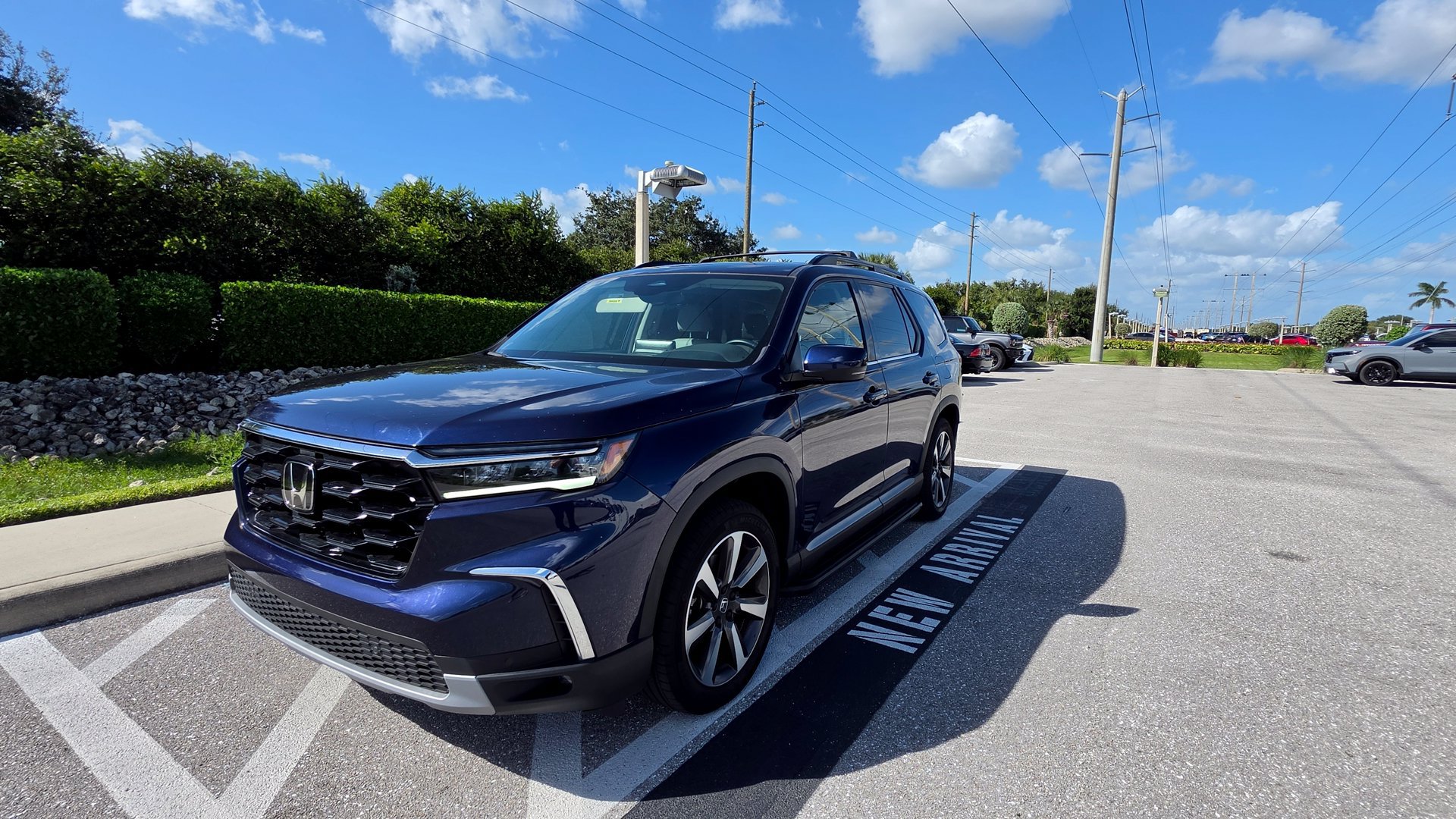 Used 2025 Honda Pilot Touring image 1