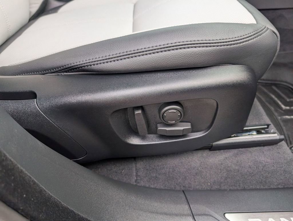 Used 2025 Land Rover Range Rover Velar S image 44