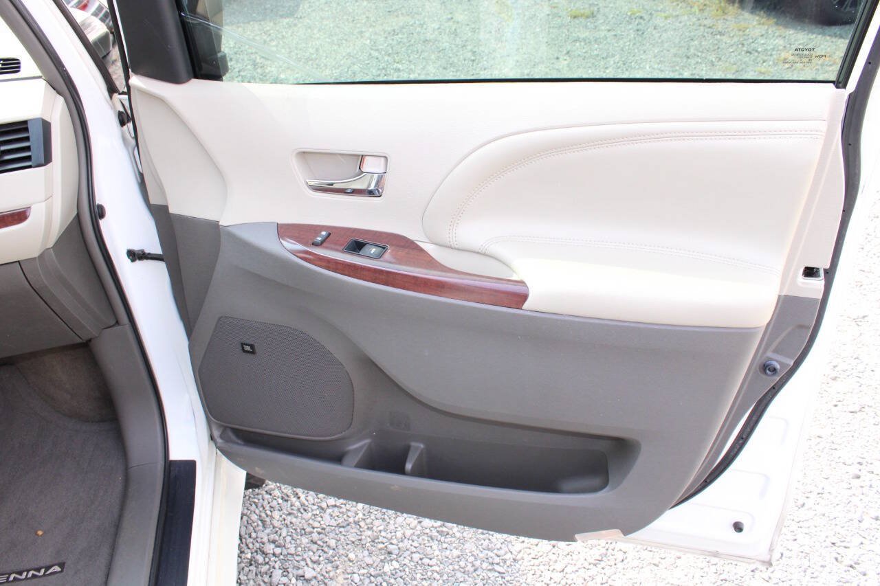 Used 2013 Toyota Sienna Limited w/ Premium Pkg FWD image 28
