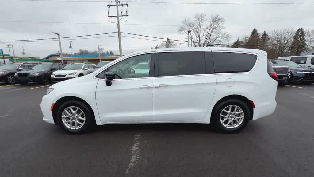 Used 2024 Chrysler Pacifica Touring-L FWD image 5
