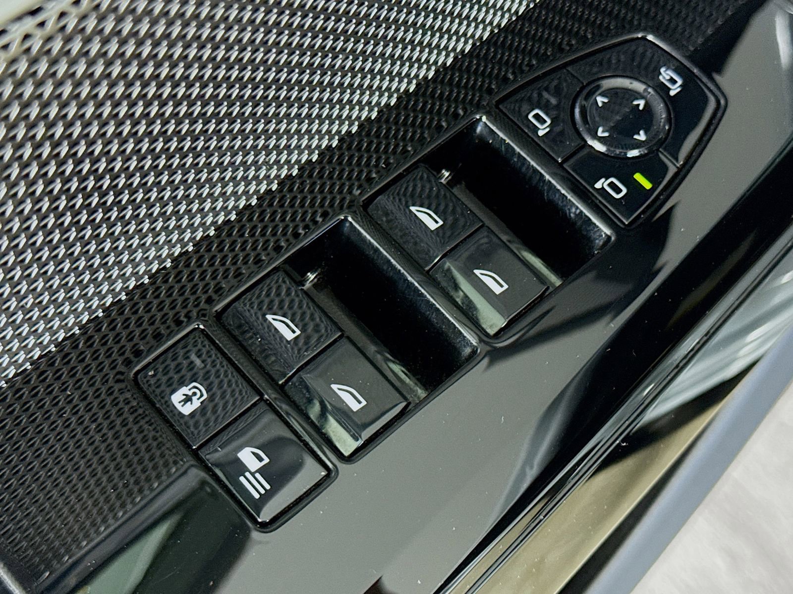 Certified 2025 BMW 740i image 18