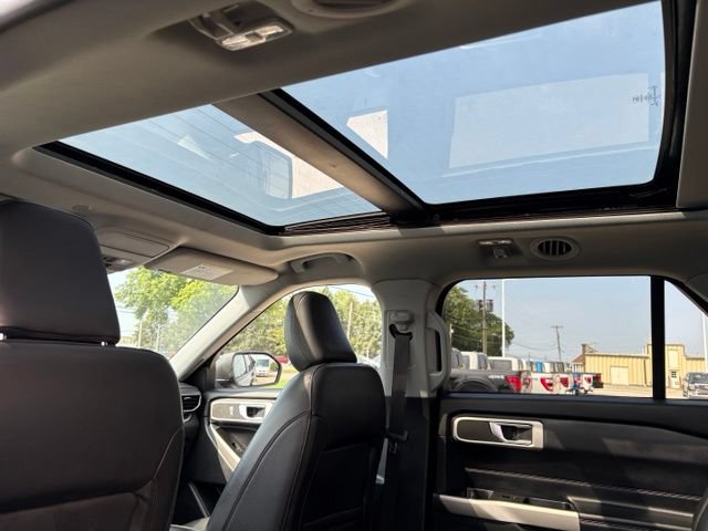Used 2022 Ford Explorer XLT w/ Equipment Group 202A AWD/4WD image 13