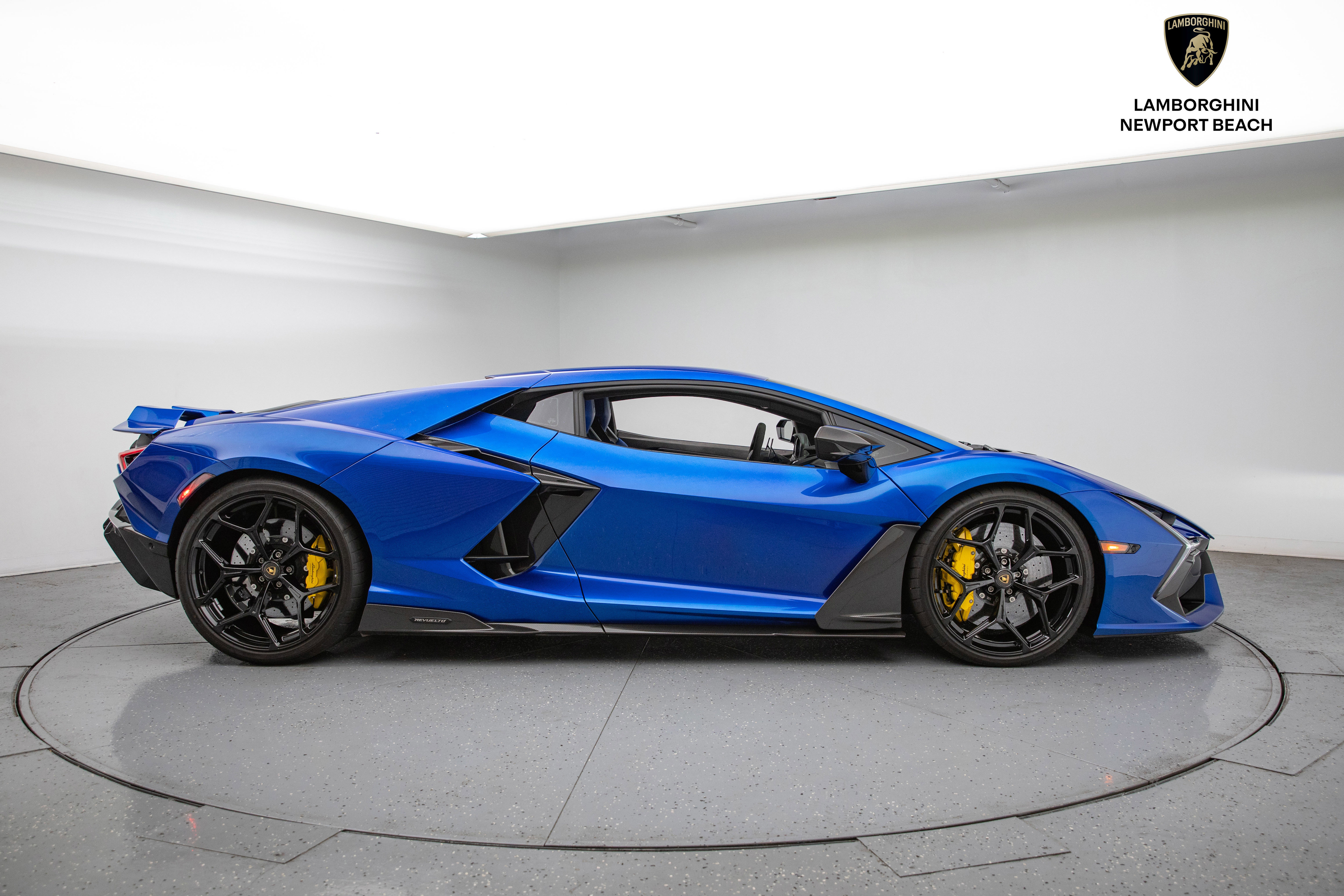 Used 2024 Lamborghini Revuelto image 32