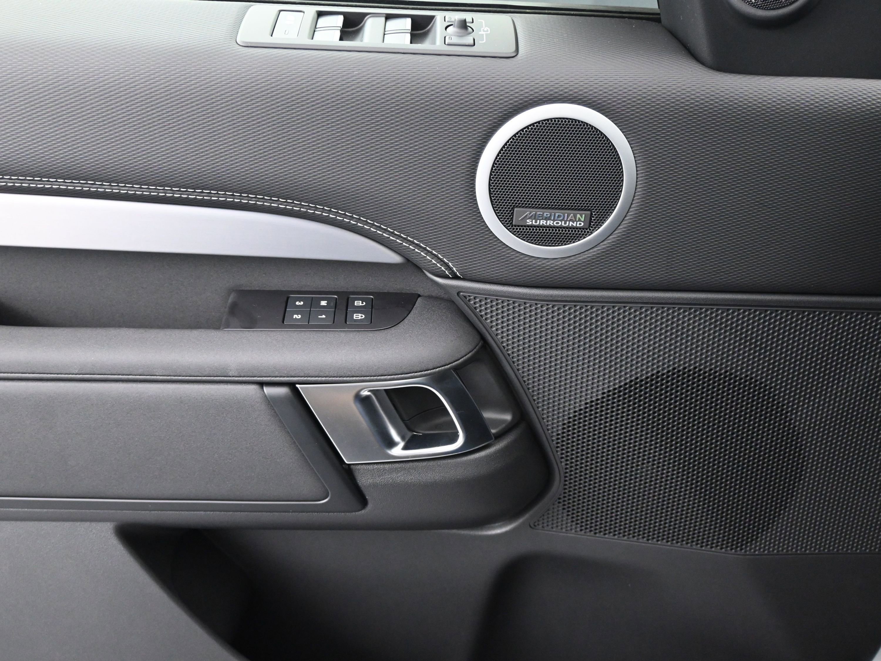 New 2026 Land Rover Discovery Limited Edition image 12