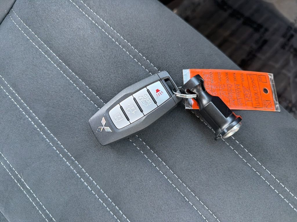 Used 2024 Mitsubishi Outlander SE image 27