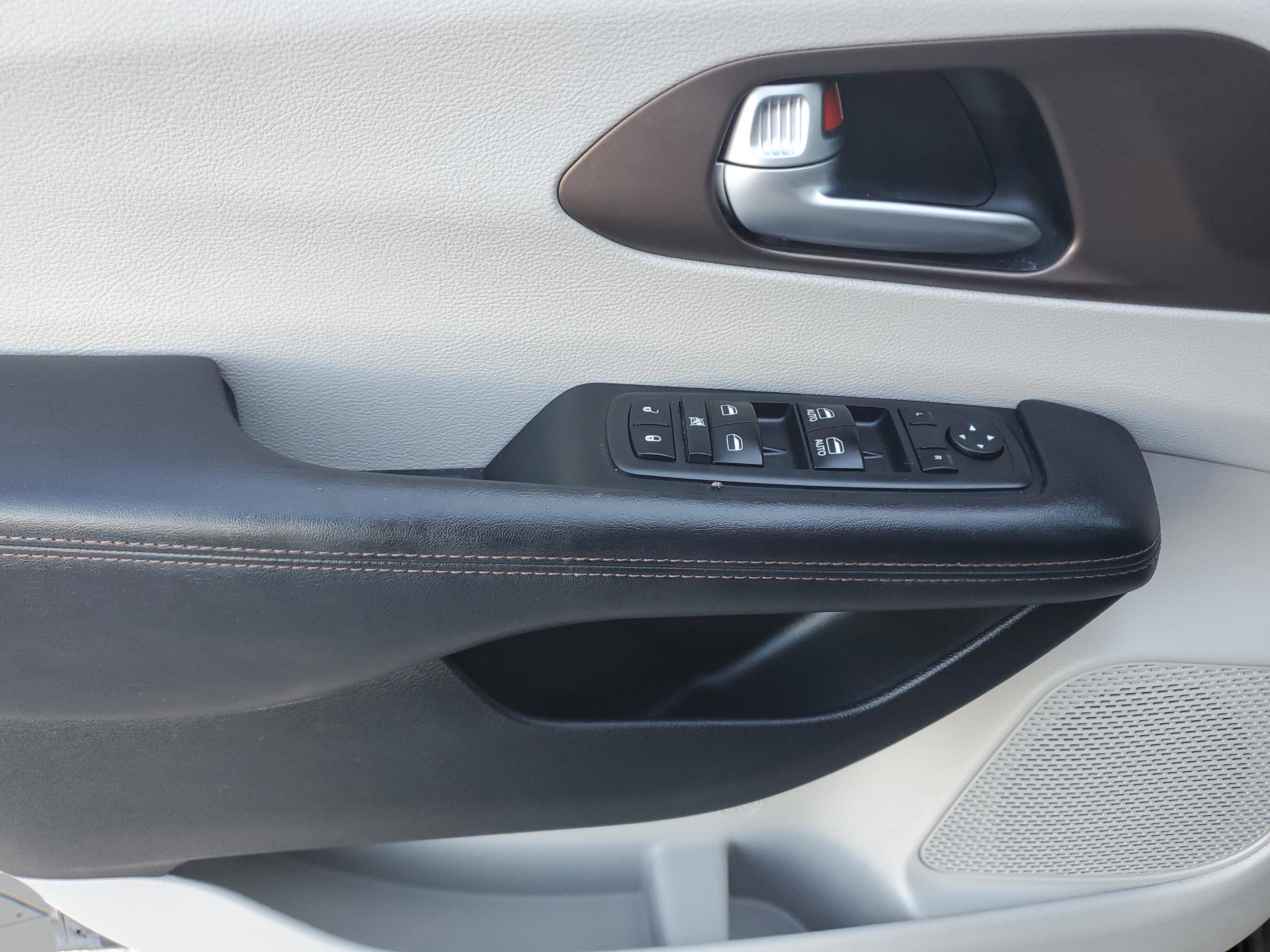 Used 2022 Volkswagen Atlas Cross Sport SE image 14