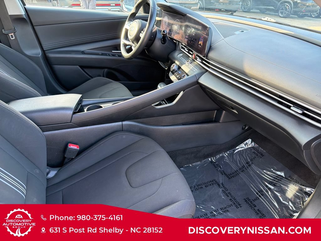 Used 2025 Hyundai Elantra SEL FWD image 41