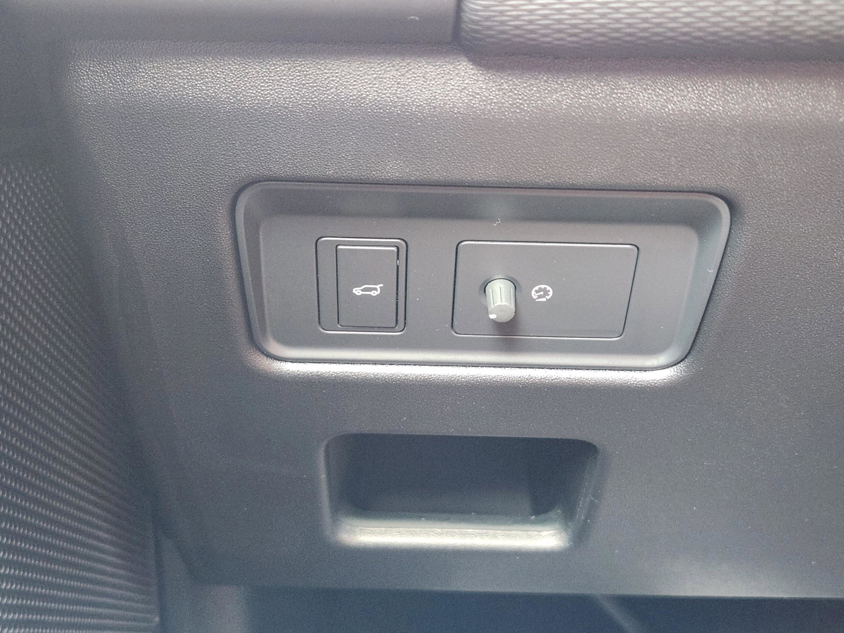 Certified 2024 Land Rover Discovery Dynamic SE image 19