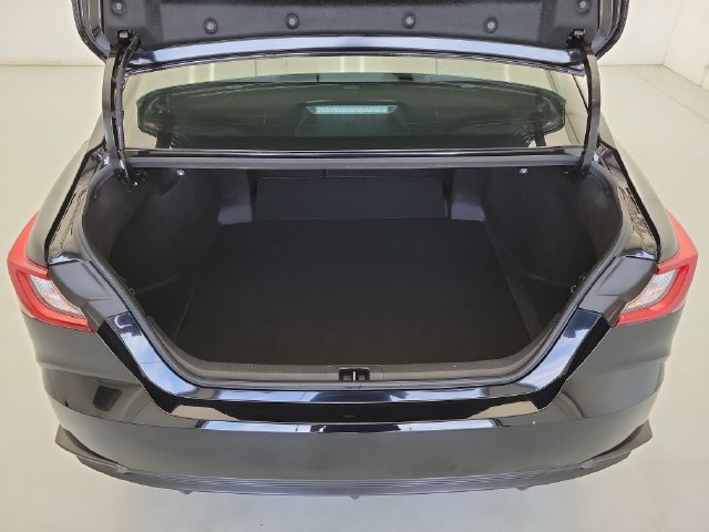 Used 2025 Toyota Camry SE w/ Convenience Package FWD image 10