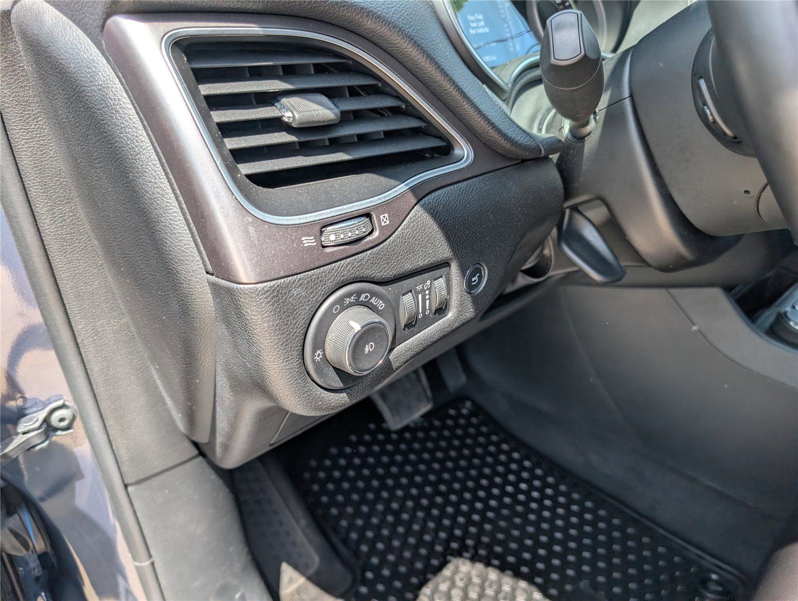 Used 2019 Jeep Cherokee Latitude Plus w/ Comfort/Convenience Group AWD/4WD image 22