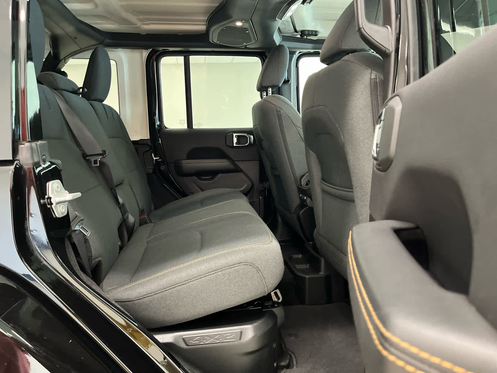 Used 2025 Jeep Wrangler Sahara image 16