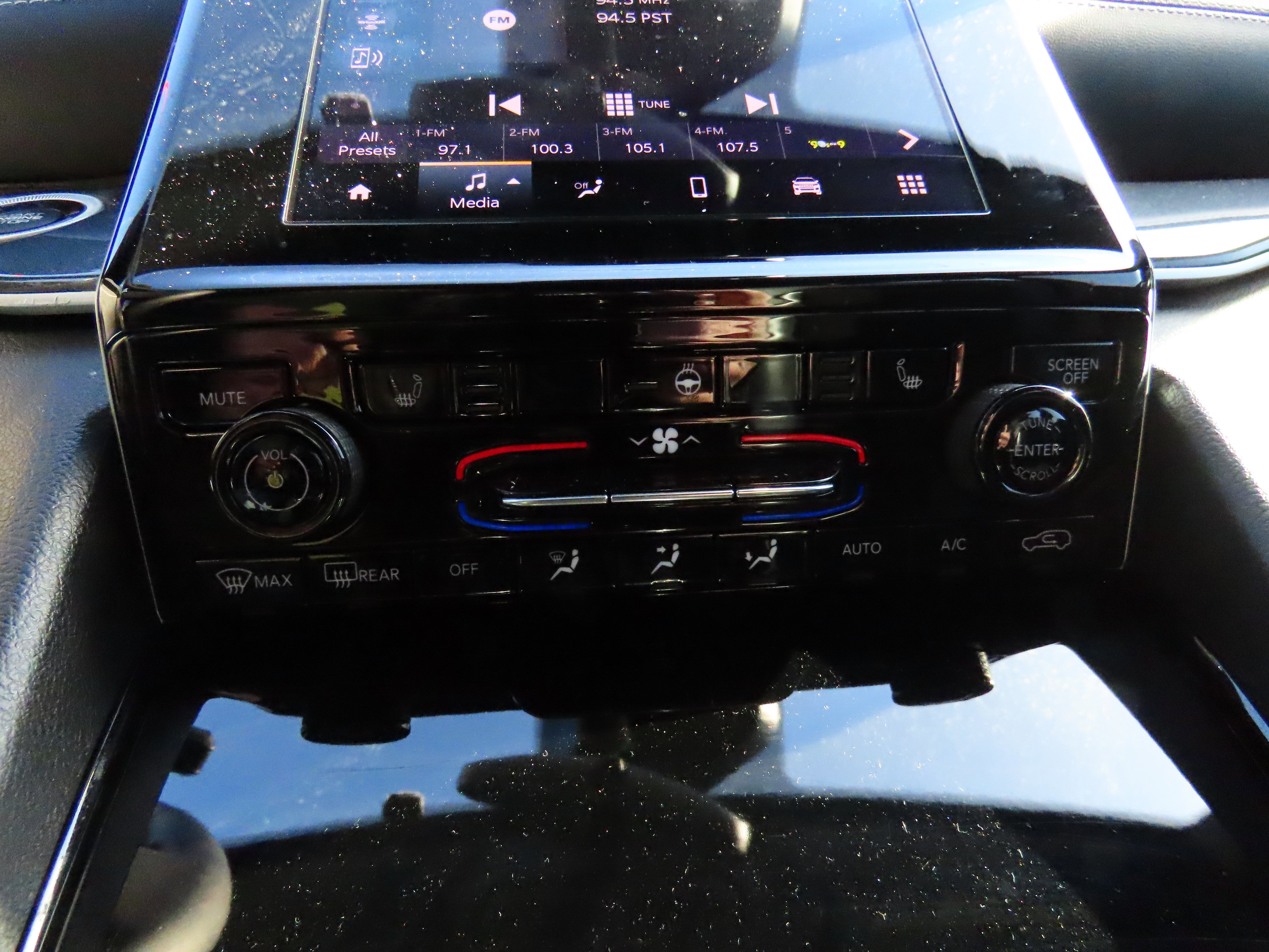 Used 2023 Jeep Grand Cherokee L Laredo image 28