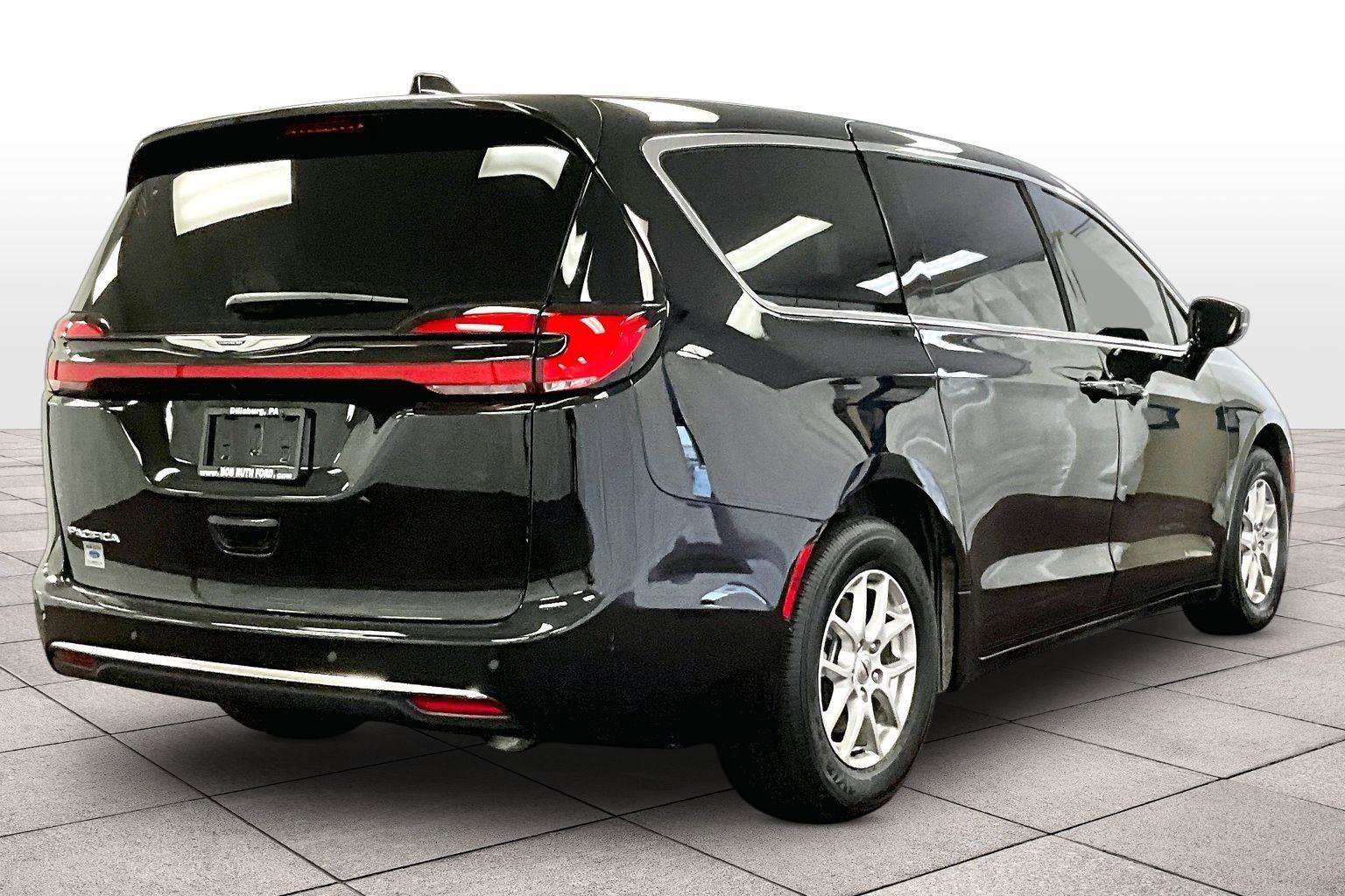 Used 2025 Chrysler Pacifica Select image 11