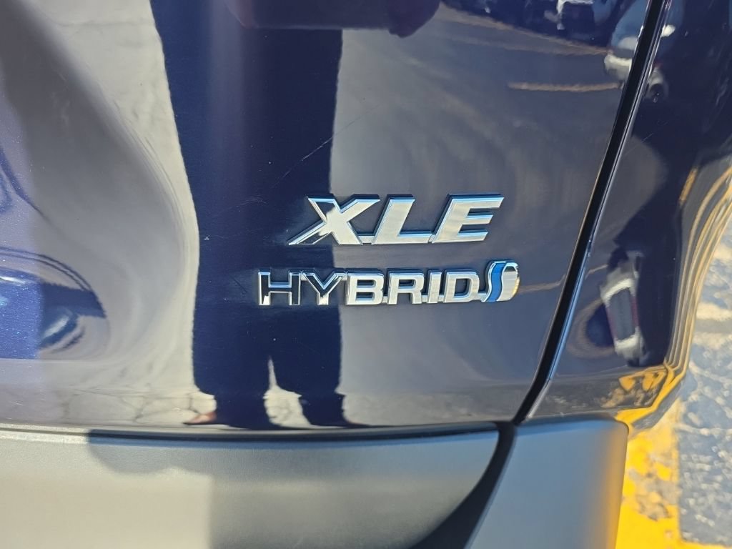 Used 2022 Toyota RAV4 XLE Premium AWD/4WD image 5